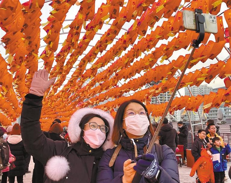 西安永兴坊人头攒动春节火爆“出圈”