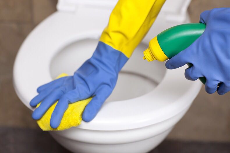 卫生间的清洁要按照步骤走才能避免重复清洁的麻烦