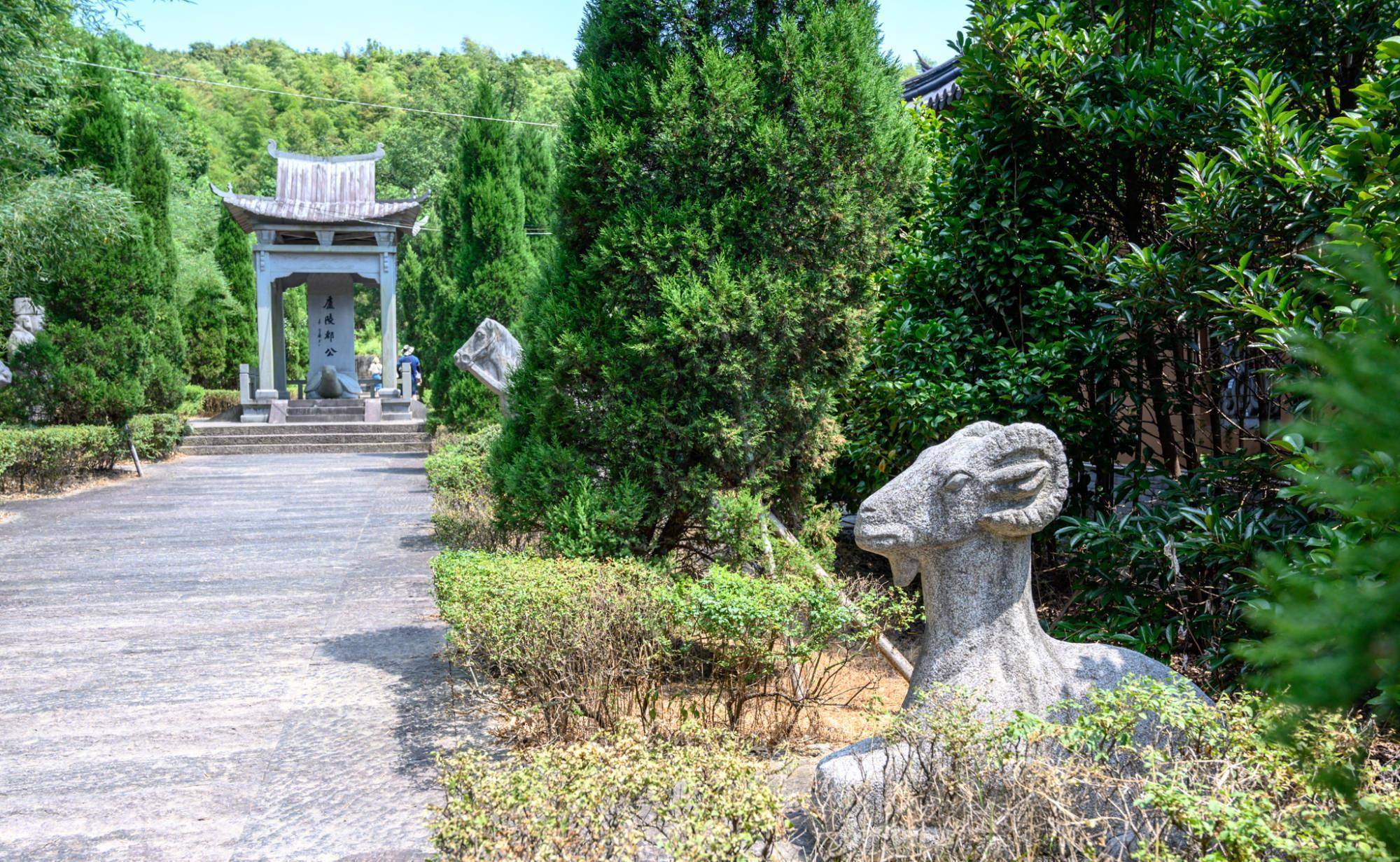 这名风流宰相就是东晋著名的政治家，太常谢裒第三子