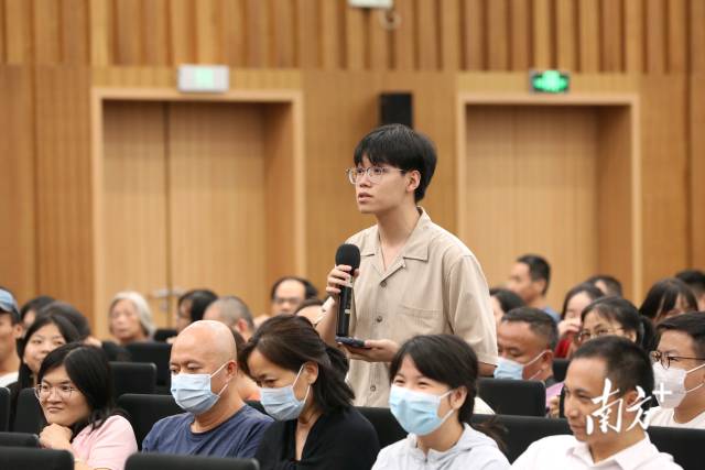 傅佩荣在 2023 南国书香节主会场举办读哲学书的方法讲座